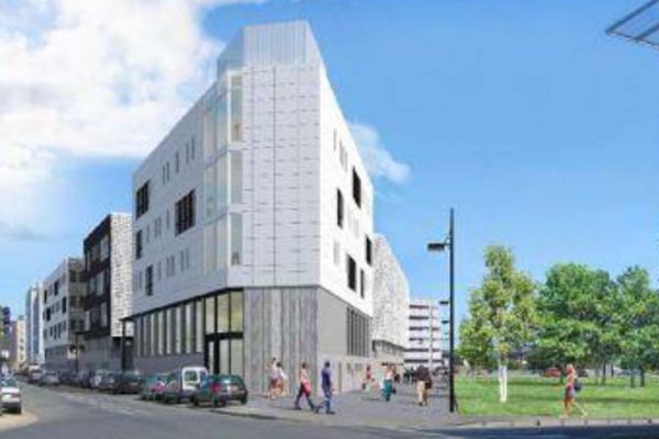 Spaces in tertiary complex for sale near Tours