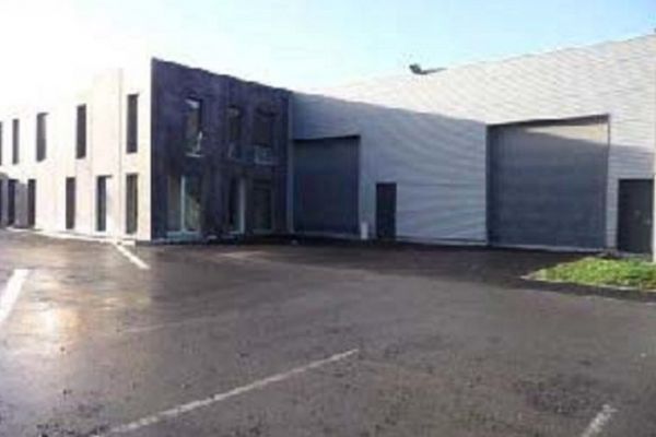 Office space for rent in industrial park near Lille